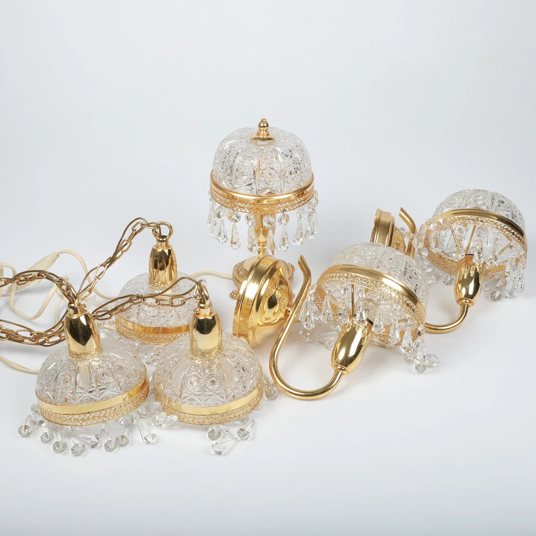BORDSLAMPOR M. M., 6 stycken, gulmetall med glas och prismor, 1900-talets senare del. — Table Lamps — Helsingborgs Auktionskammare