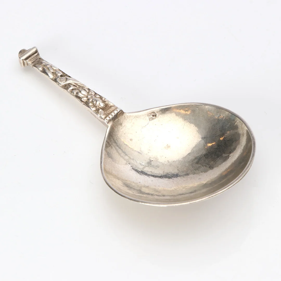SUPSKED. Silver. Bär engelska 1800-tals stämplar, troligen efter lagning, samt äldre okända stämplar. Daterad i gravyren 1600. Vikt ca 30 gram. — Silver — Skånes Auktionsverk