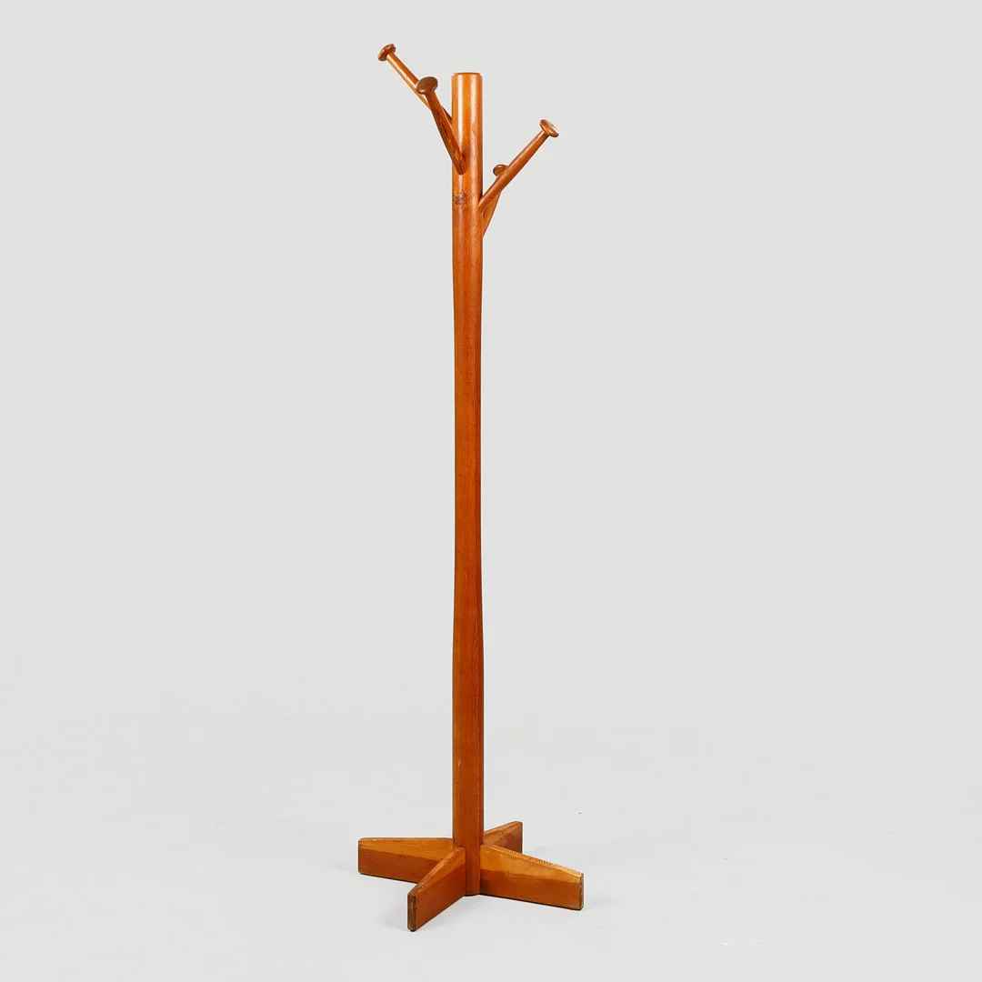 Skandinavisk design, skulpturel stumtjener af oregonpine, 1950'erne. — Other — Palsgaard Kunstauktioner