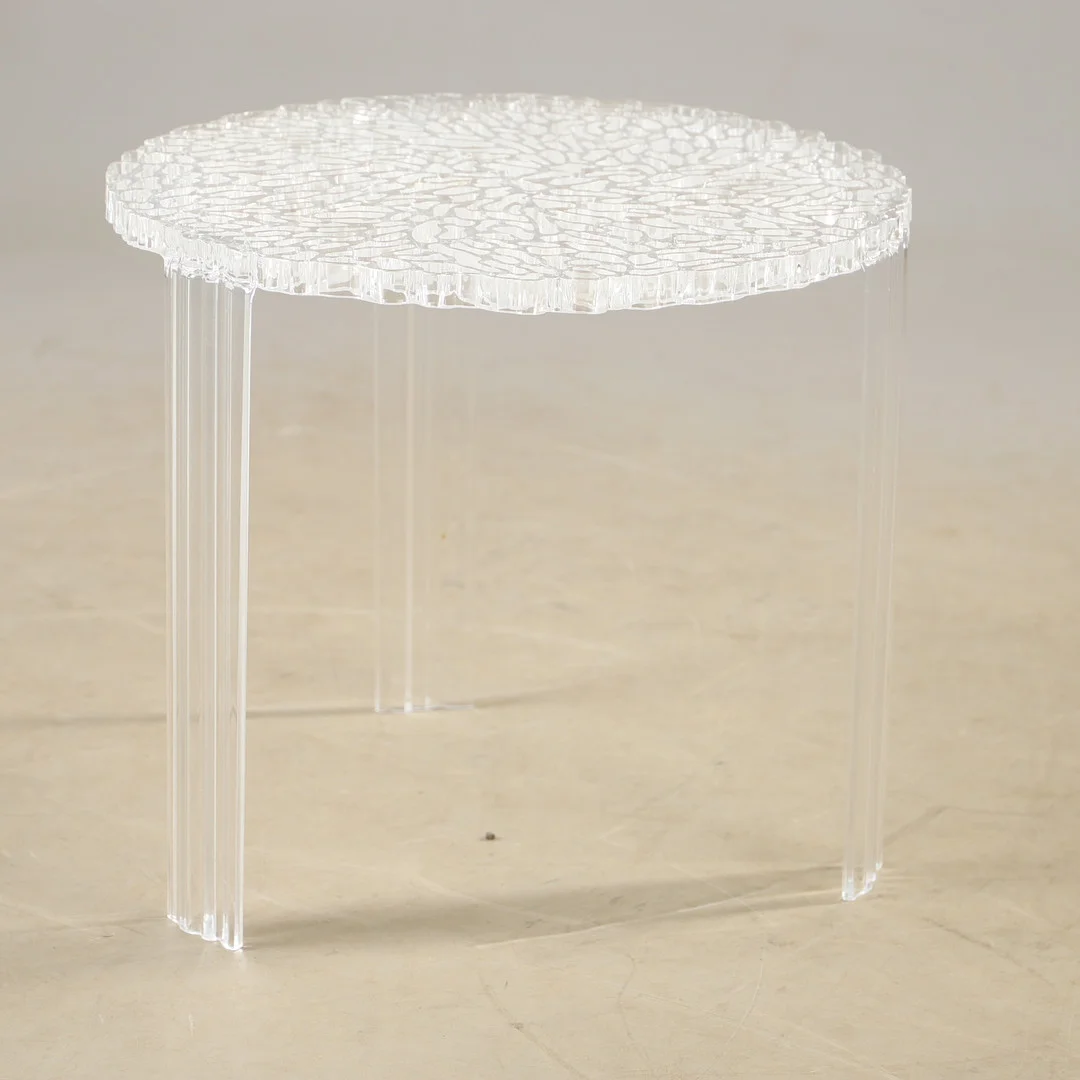 PATRICIA URQUIOLA. Sidobord, "T-table", plexiglas, Kartell. — Tables — Helsingborgs Auktionskammare