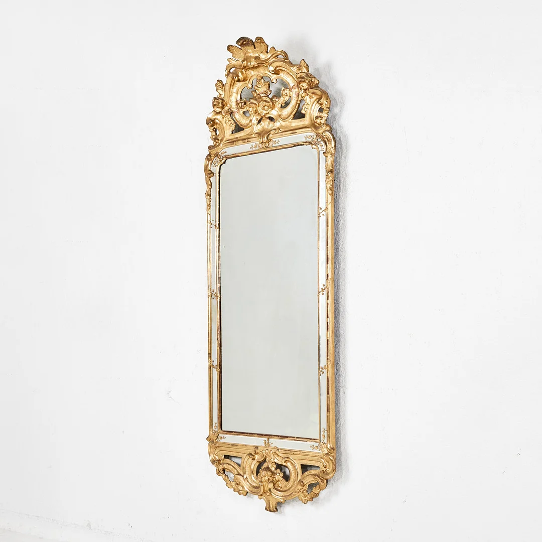 SPEGEL, stockholmsarbete rokoko, dekor i papier maché, uppsvängt krön med genombruten dekor, förgylld. — Mirrors — Stockholms Auktionsverk Magasin 5