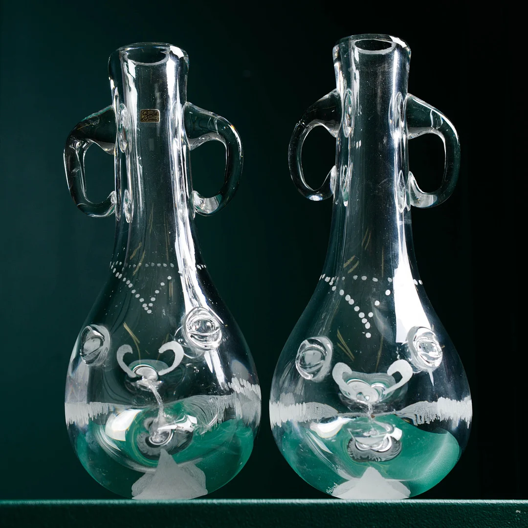 ERIK HÖGLUND. Karaffer, skulpturer, 2 st, BODA, 1950-tal, signerade. — Art glass — Formstad Auktioner