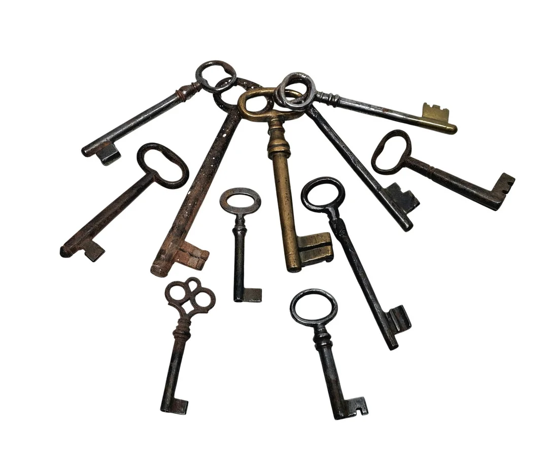 Colección de 11 llaves antiguas en hierro. — Miscellaneous — Arce Auctions