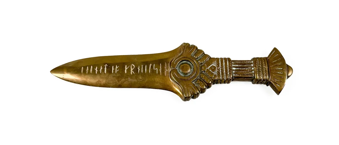 DEKORATIONSKNIV, V. Fongs Gelbgjuteri, 1900-tal. — Edged weapons — Auktionshuset STO Bohuslän