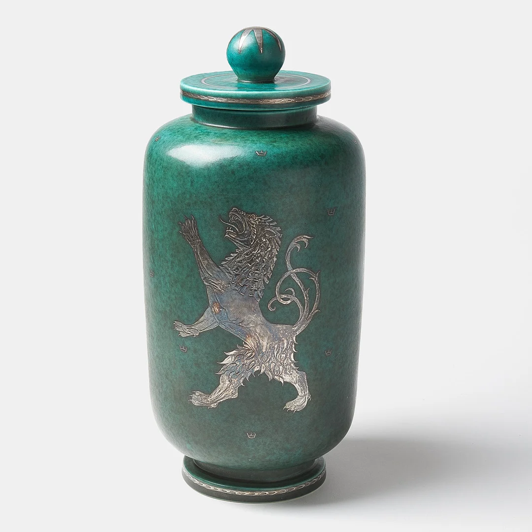 WILHELM KÅGE / CALLE BLOMQVIST. Lockurna, Gustavsberg, modell 107, silverdekor heraldiskt lejon, ca 1938, märkt Calle Blomqvist. — European — Stockholms Auktionsverk Sickla