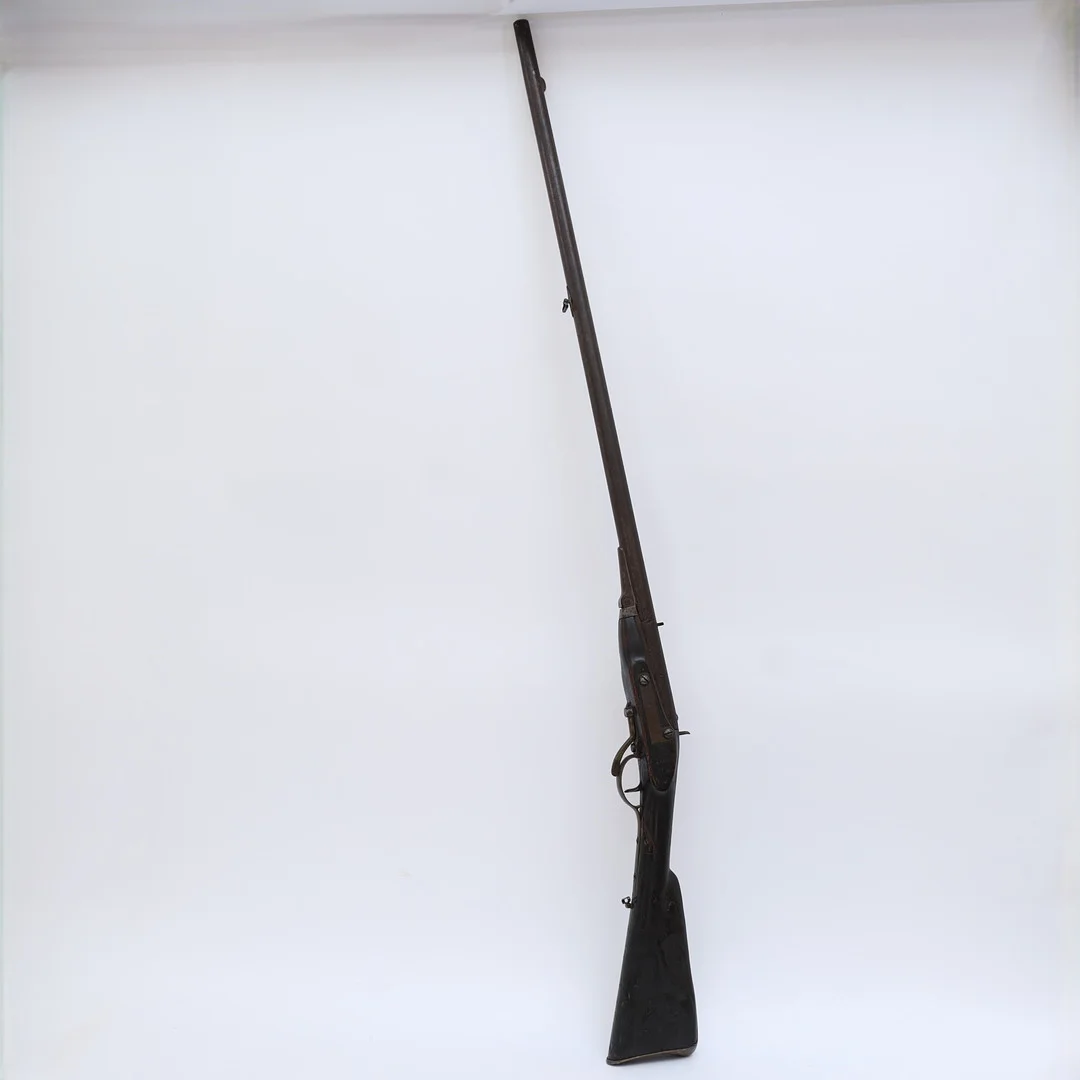 SLAGLÅSGEVÄR, 1800-tal, betsad träkolv, detaljer av järn. stämplad. — Airguns — Falun Auktionsbyrå