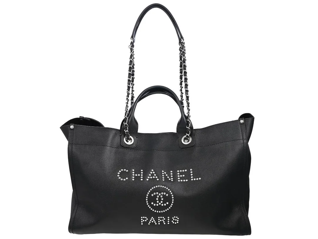 CHANEL, VÄSKA, Deauville Studded Tote, svart kaviarläder, silverfärgade beslag, 45x32x16 cm, hologrammärkt 25361072, år 2018, cert, dustbag, slitage på hörn. Good Condition. — Accessoarer/Väskor — Kaplans