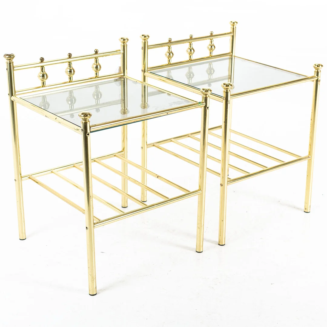 SÄNGBORD, ett par, gulmetall med glasskiva. — Tables — Handelslagret Auktionsservice