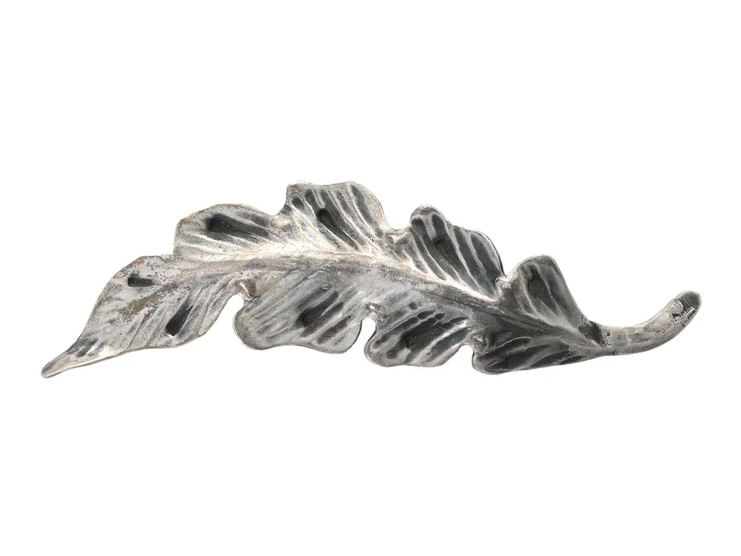 BROSCH, silver, motiv av löv, längd ca 9 cm, Stockholm år 1957, vikt 8,5 g. — Smycken/Brosch — Kaplans