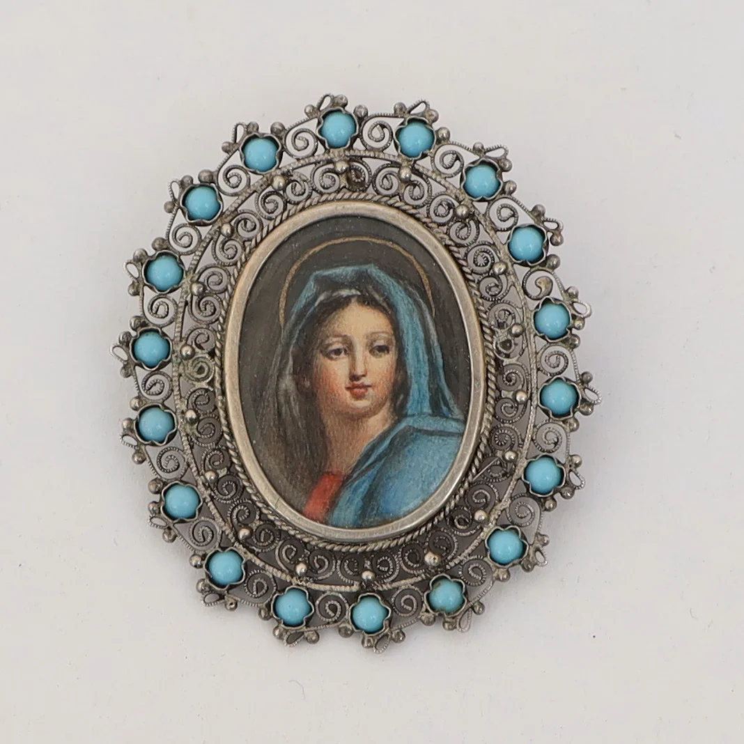 BROSCH/HÄNGE, silver, med genombruten dekor och infattade turkoser, mittparti med infälld bild. Stämplad. — Brooches & Pendants — Falun Auktionsbyrå