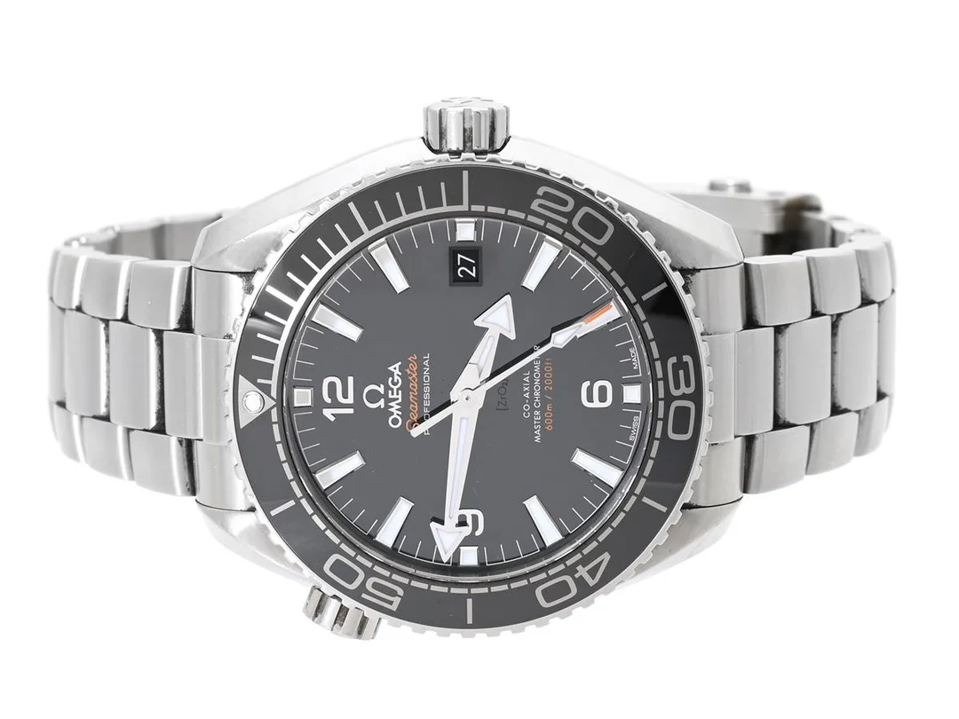 OMEGA, Seamaster, Professional (600m/2000ft), Planet Ocean, Master Chronometer, Cal 8900, Verk nr. 88995788, Serie nr. 88995788, PIC nr. 215.30.44.21.01.001, herrur, 43,5 mm, stål, automatisk (Co-Axial), safirglas, datum, svart keramisk vridring, heliumventil, glasbaksida, originallänk, viklås, Ref nr. STZ001159, cert, juni 2018, träbox, ytterkartong (skadad). — Klockor/Omega — Kaplans