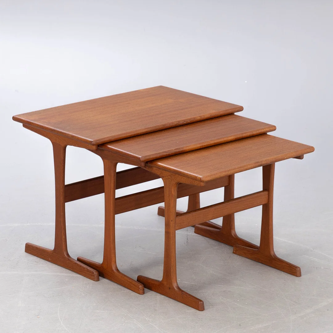 Vildbjerg Møbelfabrik, Satztische in Teak, Dänemark, 1960er Jahre. — Coffee Tables — Stockholms Auktionsverk Hamburg