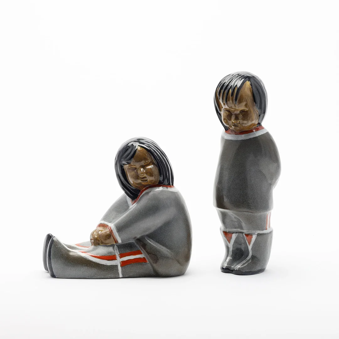 VICKE LINDSTRAND. Figuriner, 2 stycken, glaserad keramik, inuiter. — European — Uppsala Auktionskammare