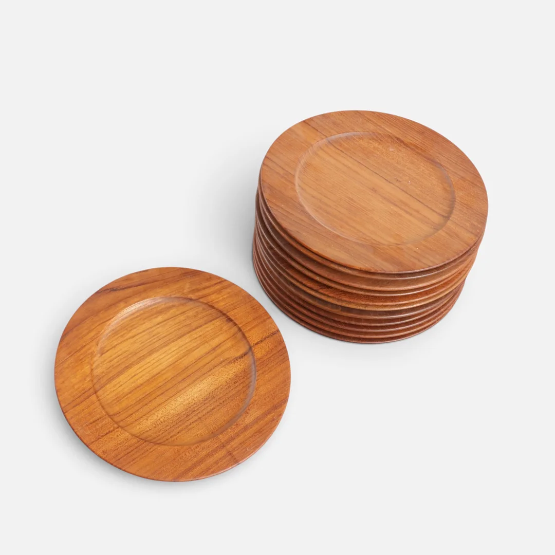 Sæt på tolv dækketallerkner af teak. Danmark, 1960'erne (12). — Other collectables — Woxholt Auktionshus