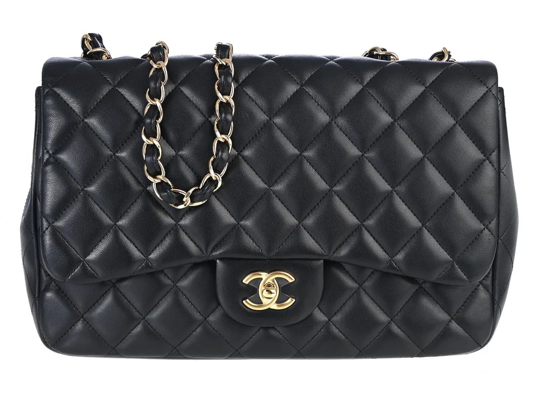 CHANEL, VÄSKA, Jumbo Single Flap Bag, svart quiltat lammskinn, guldfärgade beslag, 30x17x8,5 cm, hologrammärkt 13377227, år 2009-2010, kvitto från spa 2026, dustbag, originalkartong, plast kvar på beslag. Excellent Condition. — Accessoarer/Väskor — Kaplans