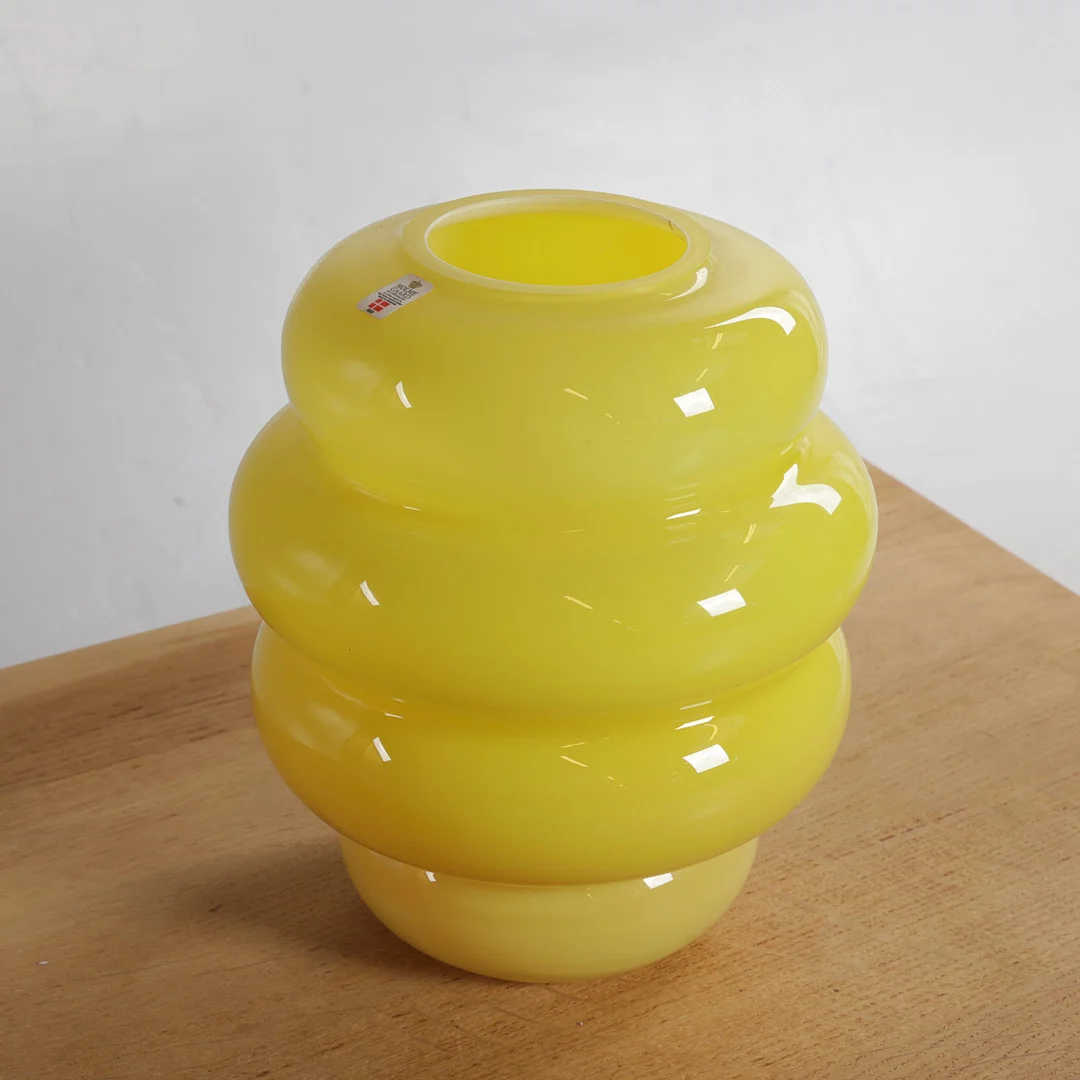 HOLMEGAARD. Skulpturel vase af gult glas, bølgeformet. Udført hos Holmegaard Glasværk, Danmark. — Art glass — Woxholt Auktionshus