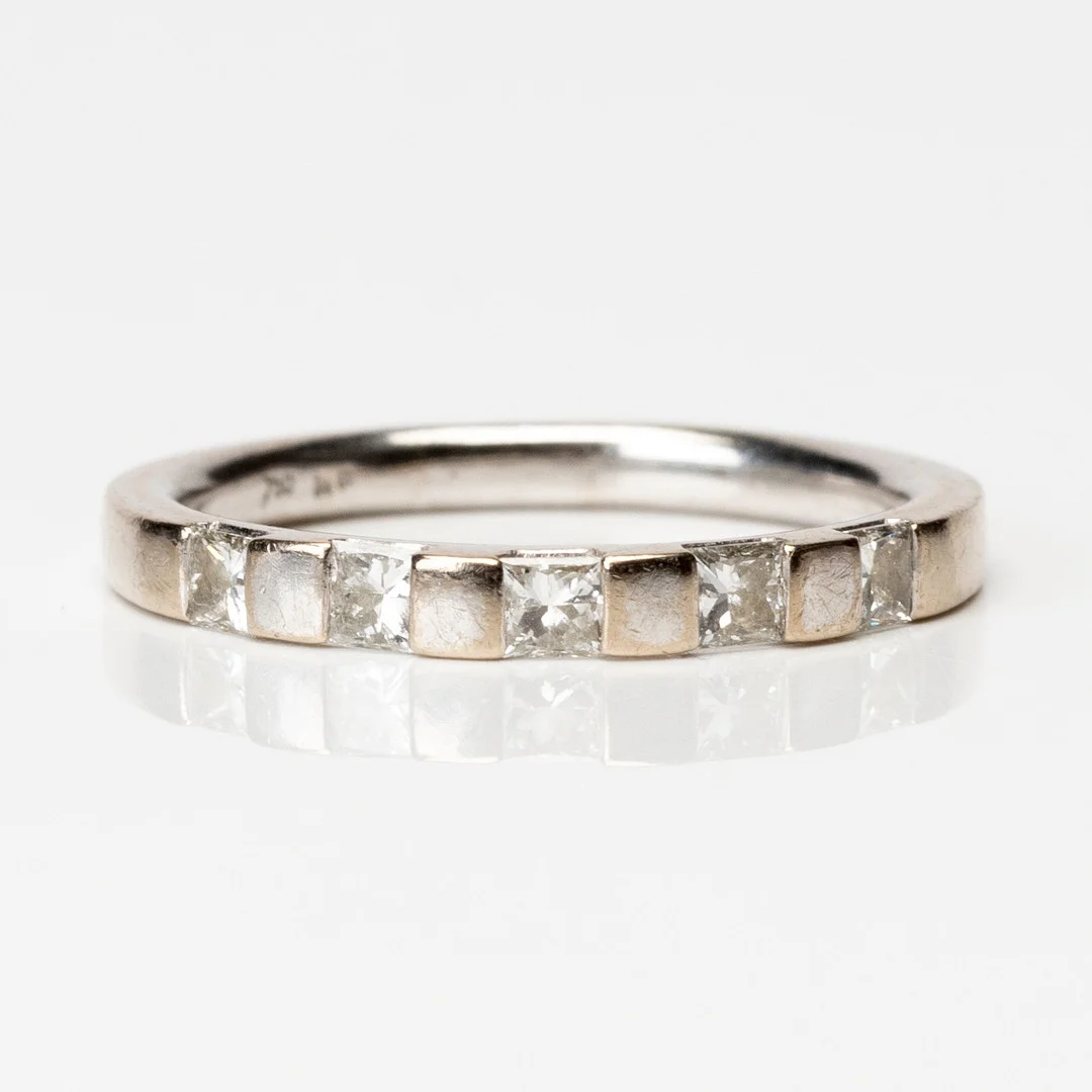 RING, 18K vitguld med fem princesslipade diamanter om ca 0,50ctw, 1900-talets andra hälft. — Rings — Auktionshuset Kolonn