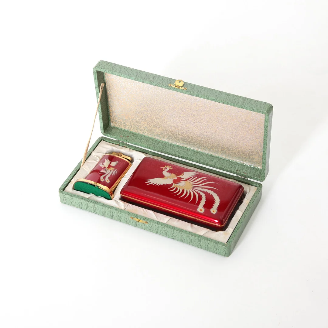 CIGARETTSET I ORIGINALASK, tändare och låda, 1950-tal. — Other collectables — Auktionsverket Engelholm