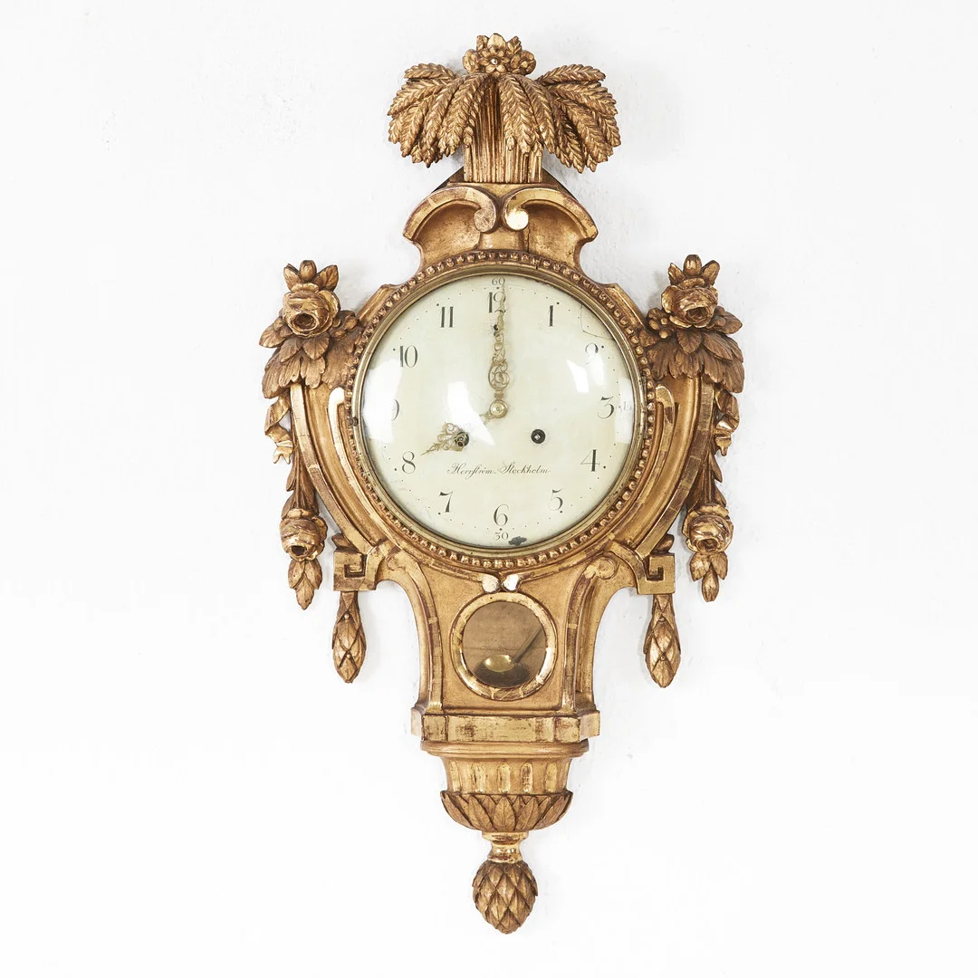 VÄGGPENDYL, gustaviansk stockholmsarbete, Daniel Herrström, Stockholm, förgylld, skuren dekor, krön av kärvel. — Wall Clocks — Stockholms Auktionsverk Magasin 5