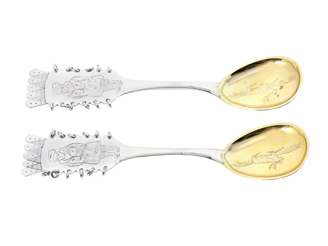 SAMESKEDAR, silver, 2 stycken, motiv med ren, Haparanda,1937, längd 11 cm, vikt 22,5 g. — Silver/Matsilver — Kaplans