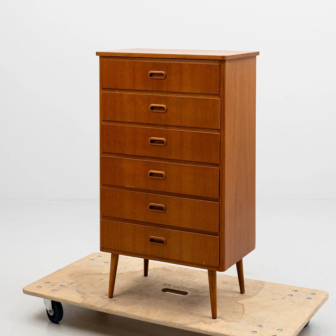 BYRÅ, teak, 1960-tal, trol Sverige. — Chests of drawers — Auktionshuset Kolonn