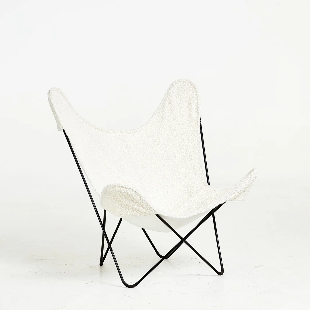 FÅTÖLJ. Sk Fladdermusfåtölj, klädsel i fårskinnsimitation. — Armchairs & Chairs — Stockholms Auktionsverk Sickla