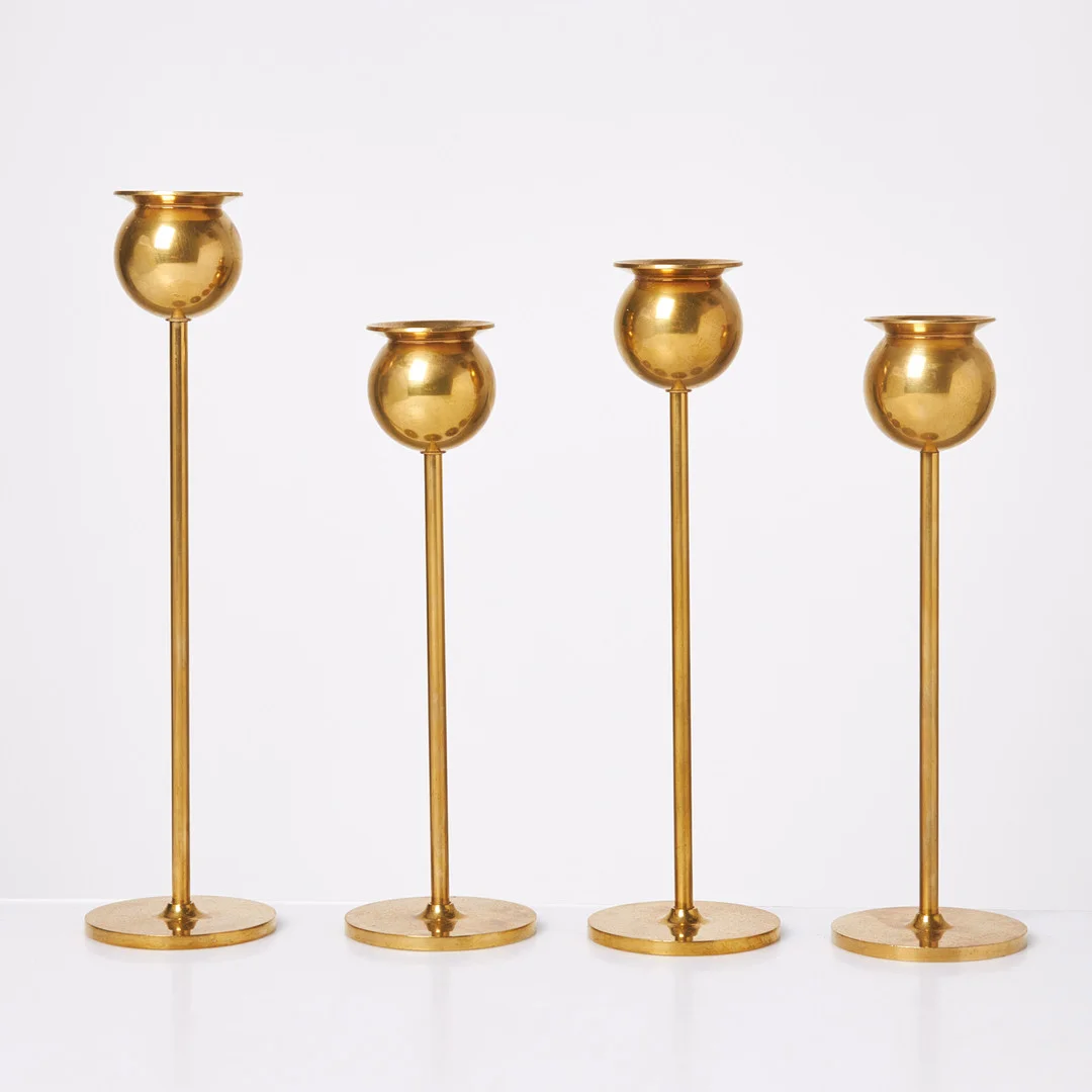PIERRE FORSSELL. Ljusstakar, 3+1, "Tulpanljusstaken", stämplad 1607, mässing. — Candlesticks — Stockholms Auktionsverk Sickla