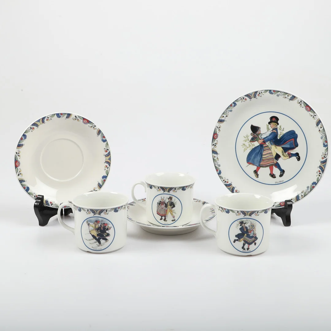 JACKIE LYND OCH AINA STENBERG. Kaffeservis, 30 delar, "Svenska landskapsdräkter", porslin, Rörstrand. — Tableware — Helsingborgs Auktionskammare