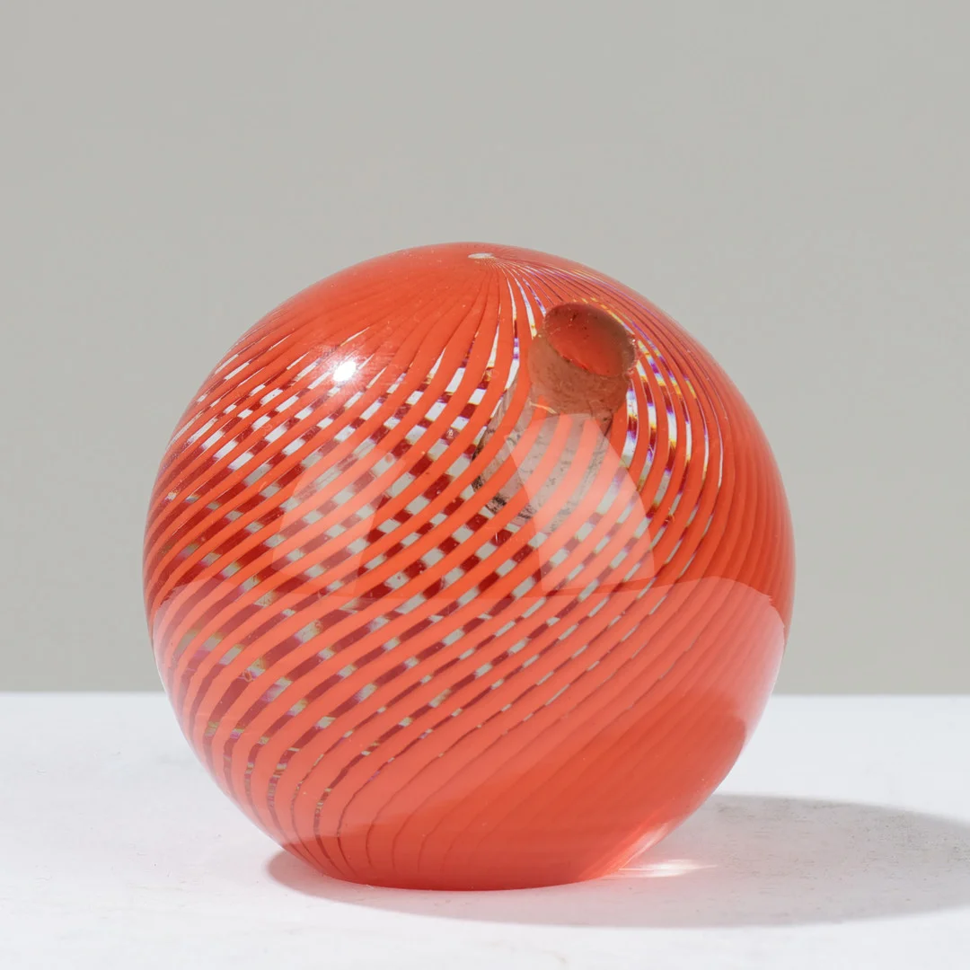 PAOLO VENINI, MURANO. Kugleformet penneholder med rødorange swirl mønster, 1940-50'erne. — Art glass — Palsgaard Kunstauktioner