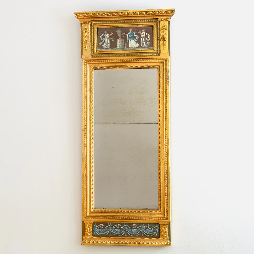 SPEGEL, sengustavianskt stockholmsarbete, omkring år 1800, träskuren dekor och pastellage, förgylld. — Mirrors — Stockholms Auktionsverk Göteborg