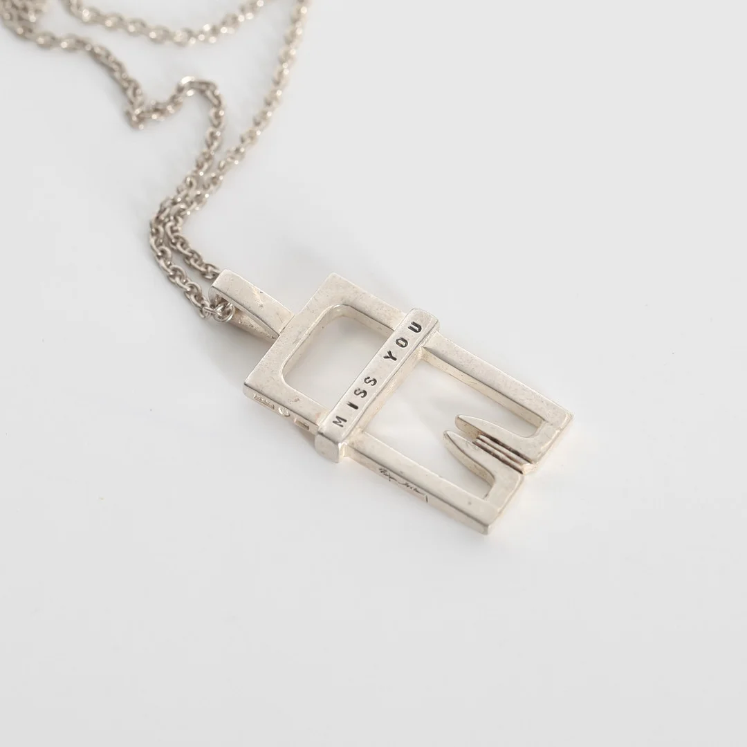 EFVA ATTLING. f 1952. Halsband med hänge "Miss You", sterlingsilver. — Necklace — Auktionsverket Engelholm