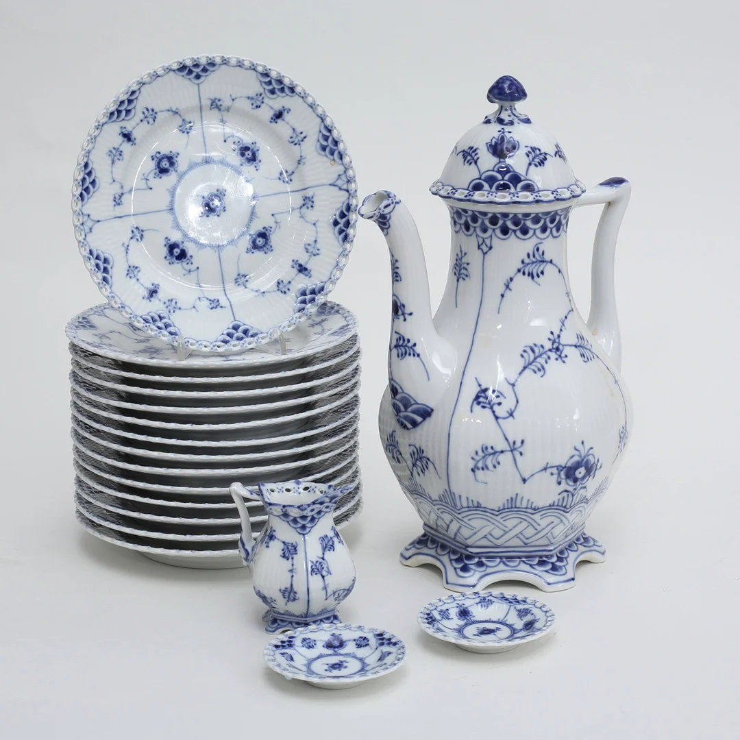 MUSSELMALET, 18 delar, helblond, kaffekanna, gräddsnipa samt assietter, Royal Copenhagen. — European — Auktionshuset Thelin & Johansson