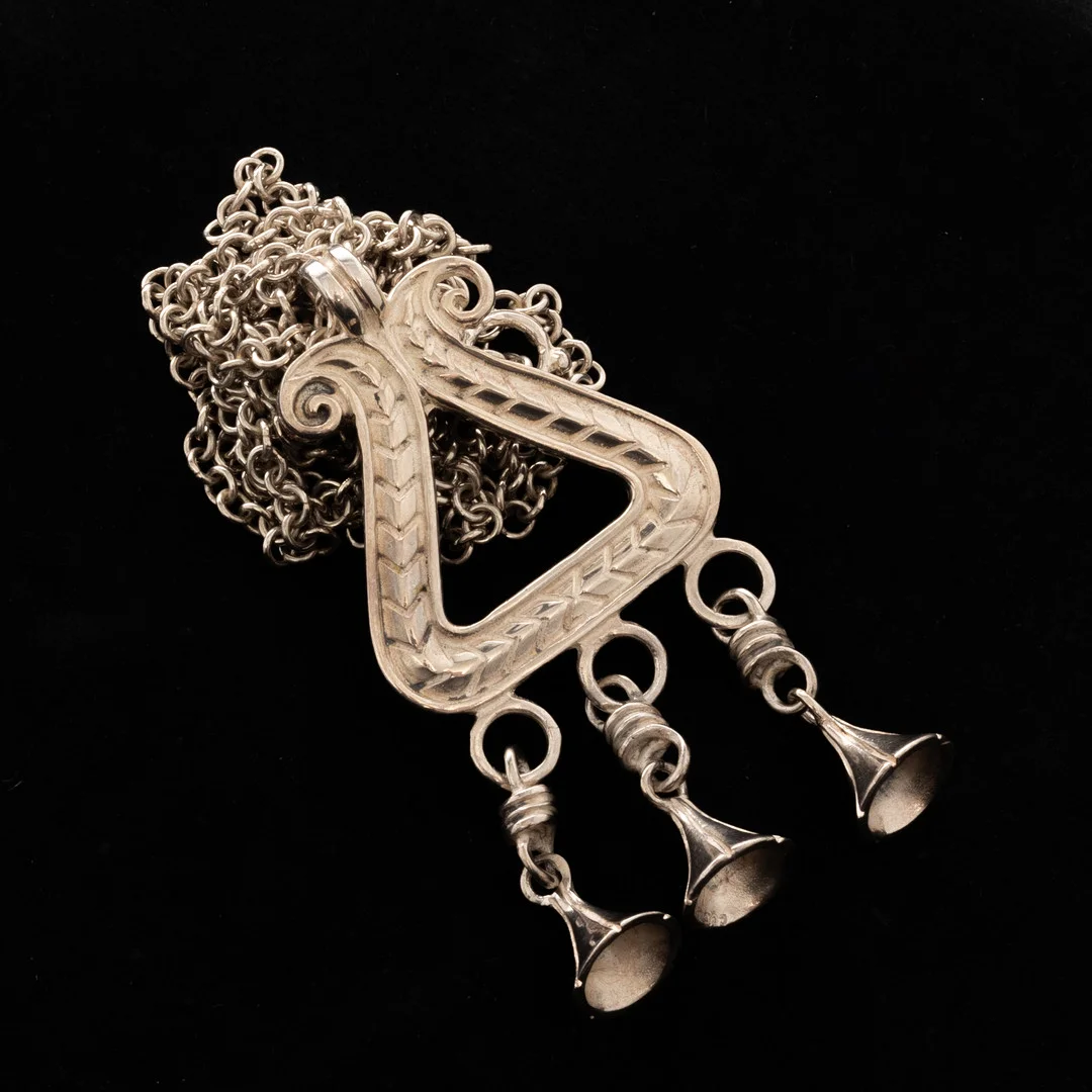 COLLIER, Sterlingsilver, Forntida motiv. — Necklace — Garpenhus Auktioner