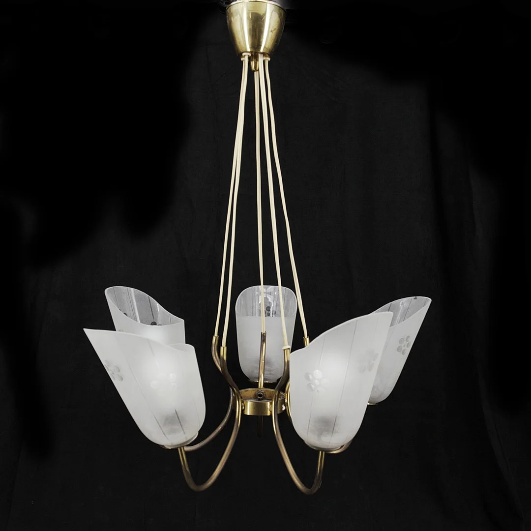 TAKLAMPA, mässing, fem kupor av frostat glas med slipad dekor, 1960-tal. — Ceiling lights — Höganäs Auktionsverk