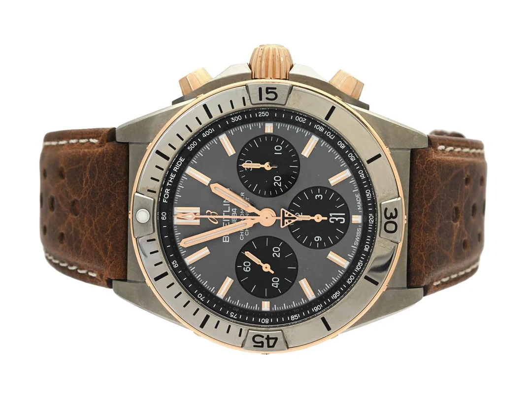 BREITLING, Chronomat B01 42 Triumph, Chronometer, "For The Ride", Cal B01, Verk nr. 5357880, Serie nr. 5357880, Ref nr. TB0134101M1X1, Boett nr. 4324B4, kronograf, herrur, 42 mm, titan/rosa guld, automatisk, safirglas, datum, glasbaksida, läderband, viklås (titan), Ref nr. E20DSA.6 3424 B92, cert, mars 2025, box. — Klockor/Breitling — Kaplans