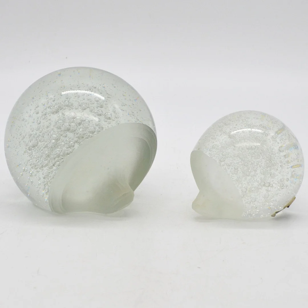 ZWEI IGEL, SKULPTUR AUS GLAS/ BRIEFBESCHWERER, HANDGESCHLIFFEN, DEUTSCHLAND, 20. JAHRHUNDERT, UNBEKANNTE STUDIOMARKE. — Art glass — Kunst- und Auktionshaus Kleinhenz