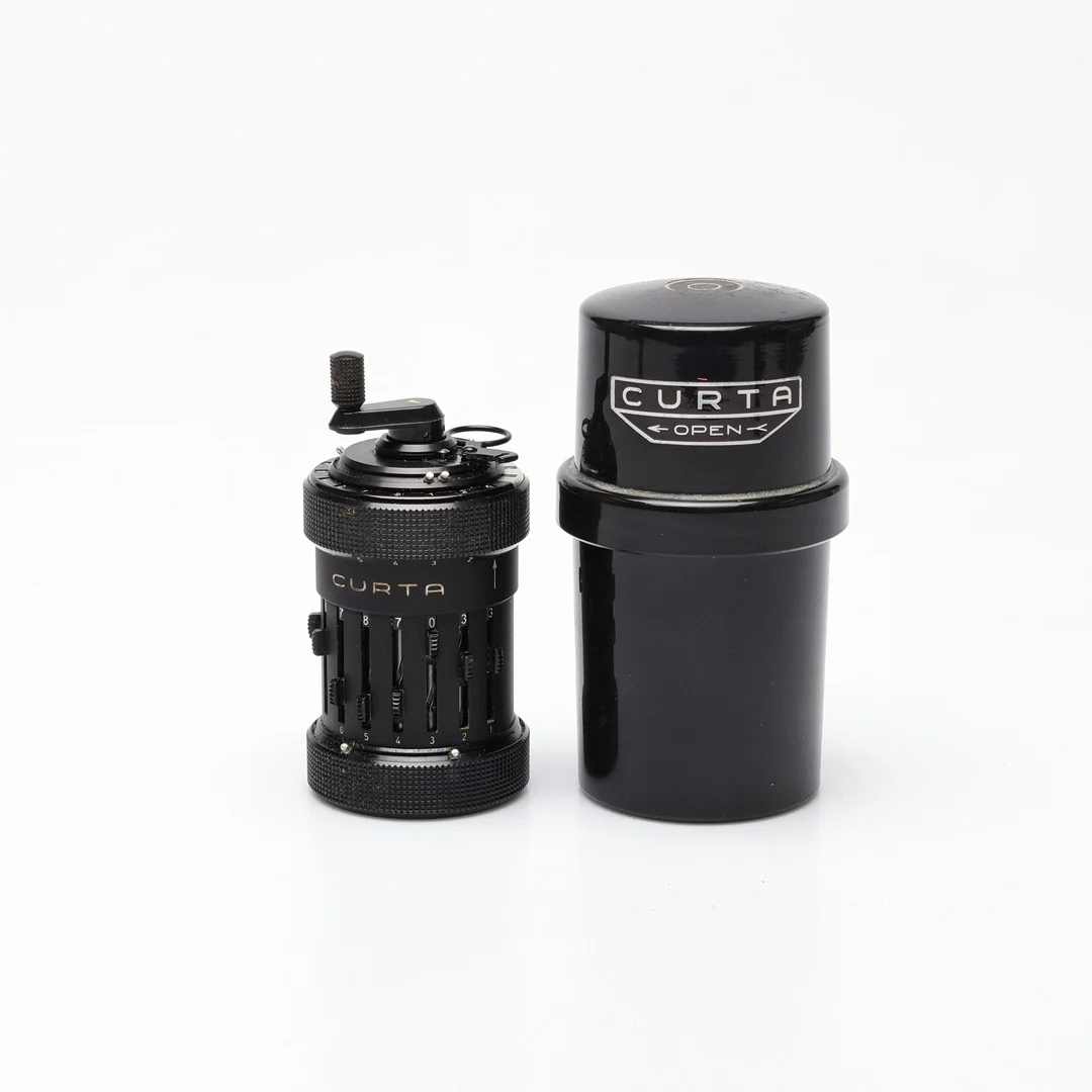 MEKANISK RÄKNEMASKIN / RÄKNESNURRA, "Curta" Typ I, System Curt Herzstark, Contina AG Mauren, Liechtenstein, tillverkad 1950. — Technica & Nautica — Gomér & Andersson Linköping