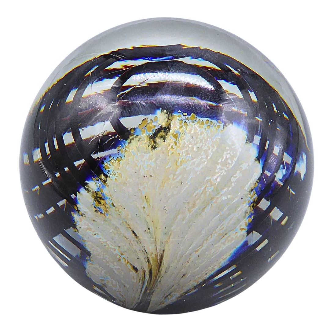 BRIEFBESCHWERER AUS GLAS MIT WEISSEM FEDEREINSCHLUSS. — Art glass — Auktionshaus Stuber's Hammerschlag