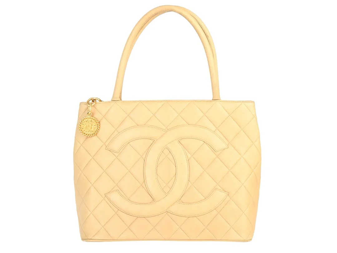 VÄSKA, CHANEL, Medaljong Tote Bag, beige quiltat lammskinn, guldfärgade beslag, 30x24x15 cm hologrammärkt 5555876. år 1997-1999, lätt slitage. — Accessoarer/Väskor — Kaplans
