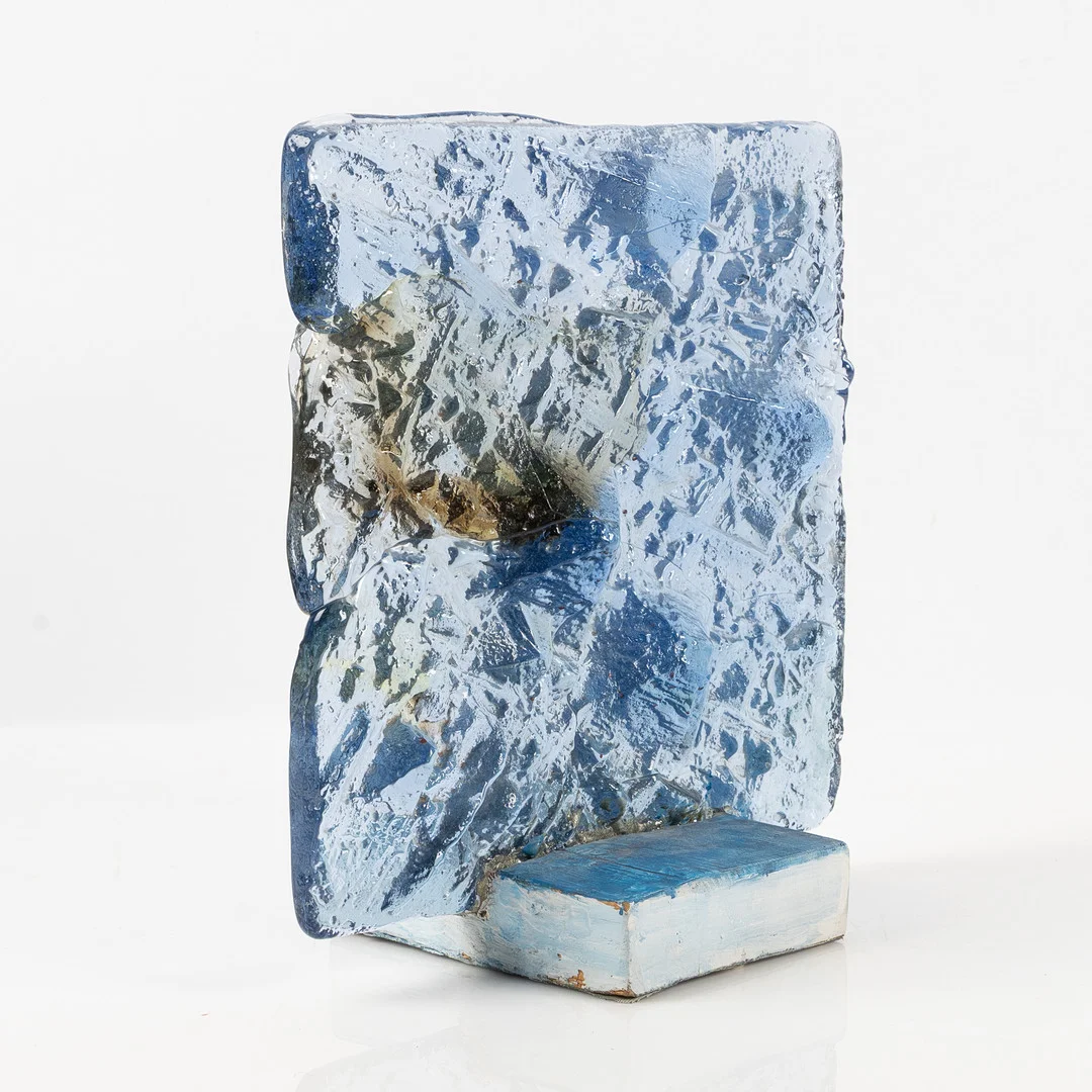 EDVIN ÖHRSTRÖM. "Blå Relief", skulptur, gjutet glas på bemålad träsockel, Lindshammars Glasbruk, 1960-tal. — Sculptures & Bronzes — Stockholms Auktionsverk Helsingborg