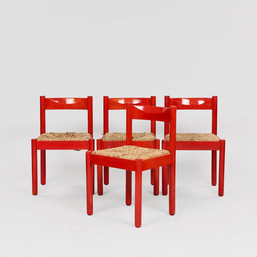 Sæt på fire stole med stel af lakeret bøg, sæder af flettet søgræs, 1900-tallets anden halvdel, (4). — Armchairs & Chairs — Palsgaard Kunstauktioner