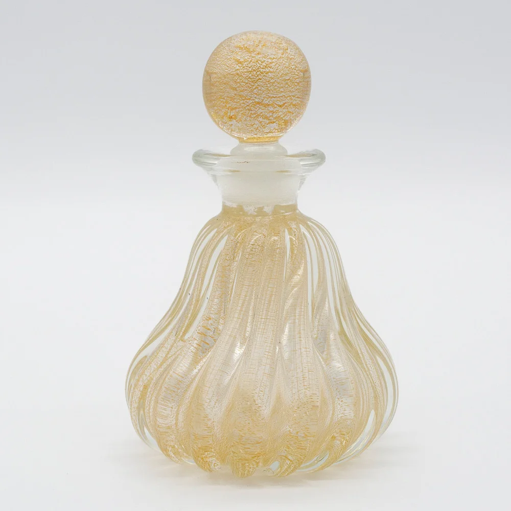 ARCHIMEDE SEGUSO. PARFUM FLACON, MURANOGLAS, FIRMA BAROVIER & TOSO AUS MURANO, MUNDGEBLASEN, KLARES, GEWIRBELTES GLAS MIT EINGEARBEITETEN GOLDPARTIKELN, AUS DICKWANDIGEM GLAS, 1950ER JAHRE. — Art glass — Kunst- und Auktionshaus Kleinhenz