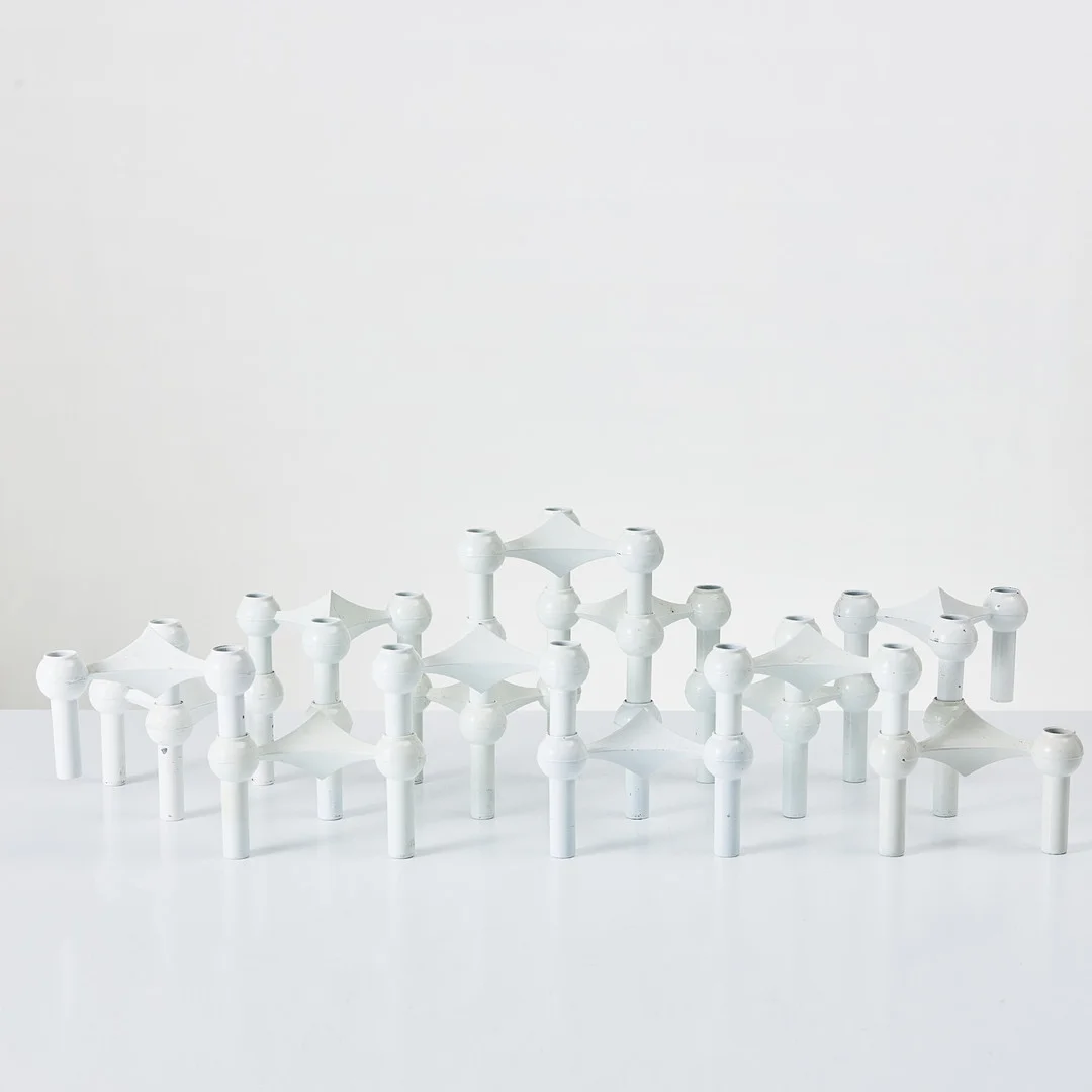 CAESAR STOFFI & FRITZ NAGEL. Ljusstakar, 13 stycken, vitmålade. — Candlesticks — Stockholms Auktionsverk Magasin 5