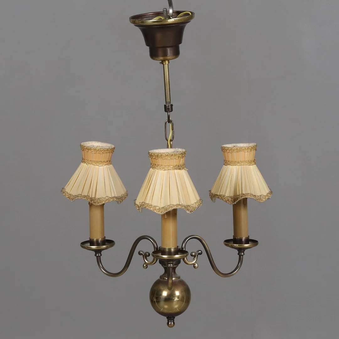 TAKLAMPA. Mässing, 3-armad, 1900-talets andra halva. — Ceiling lights — Örebro Stadsauktioner