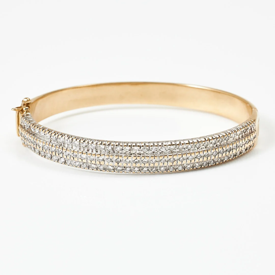 ARMRING, 14 k guld, en sida med dekor av 105 briljanter totalt ca 1,05 ct resp. slät med följande graverad text: DIAMONDS ARE 4 EVER. — Bracelets — Stockholms Auktionsverk Magasin 5