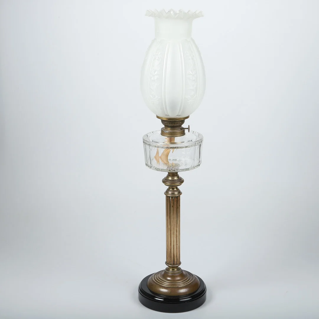 BORDSFOTOGENLAMPA, metall/glas på keramikfot, 1900-tal. — Table Lamps — Helsingborgs Auktionskammare