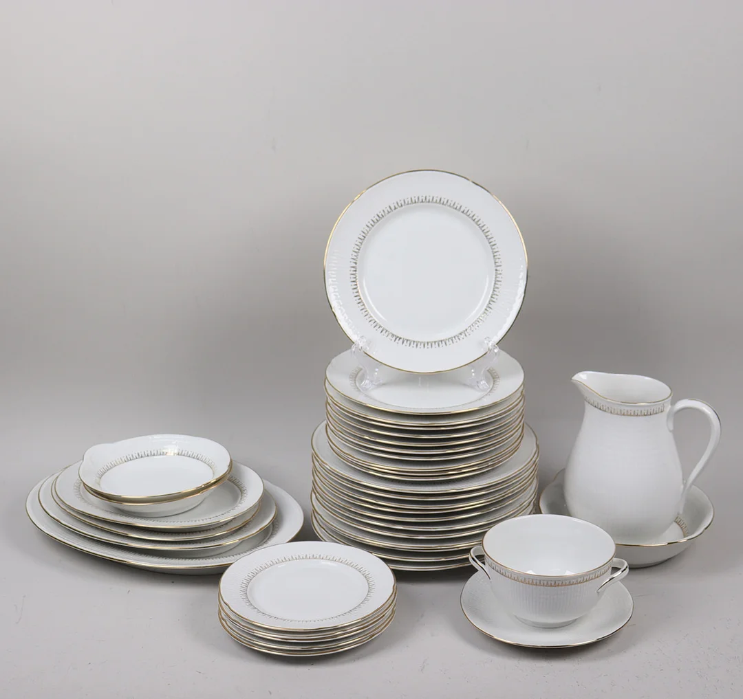 LOUISE ADELBORG. "Swedish Grace", Rörstrand, matservis, 36 delar. — Tableware — Markus Auktioner