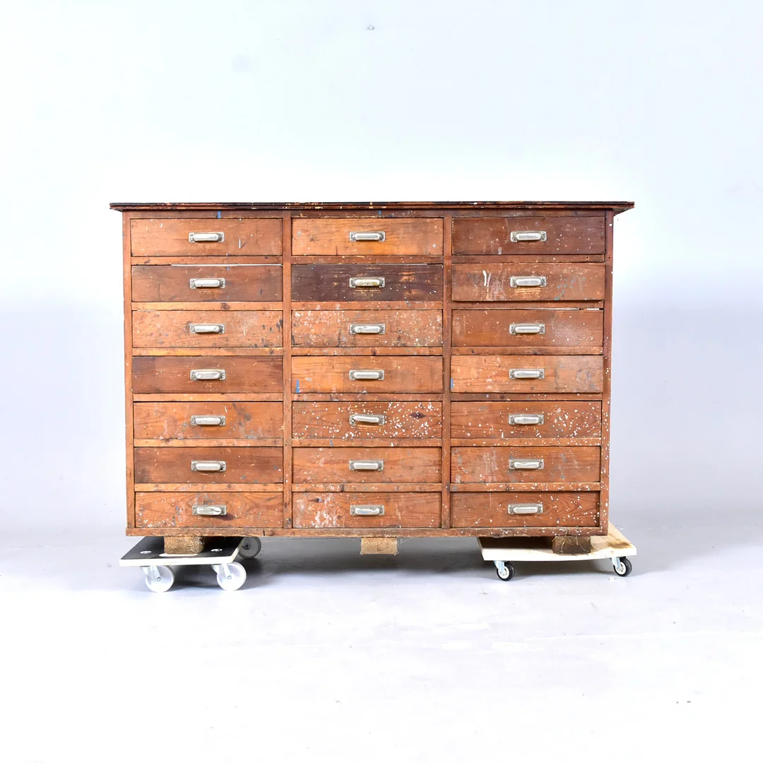 KÖPMANSDISK, 21-lådig, 1900-tal. — Cupboards, Cabinets & Shelves — Halmstads Auktionskammare