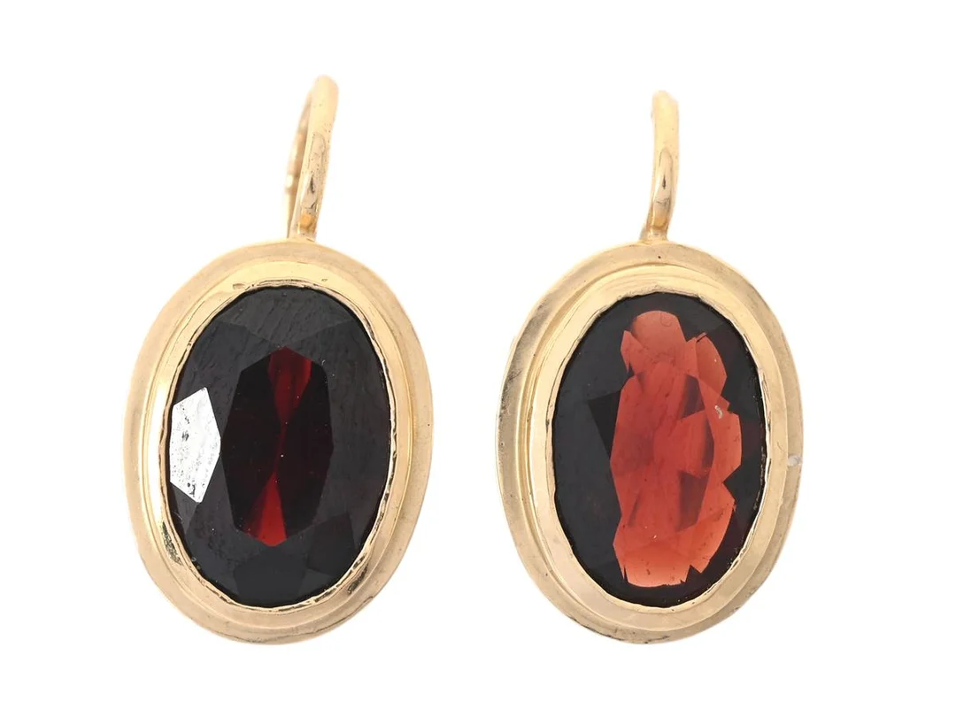 ÖRHÄNGEN, 14K guld, granater, stängbara krokar, höjd 2,3 cm, vikt ca 7,7 g. — Smycken/Örhängen — Kaplans