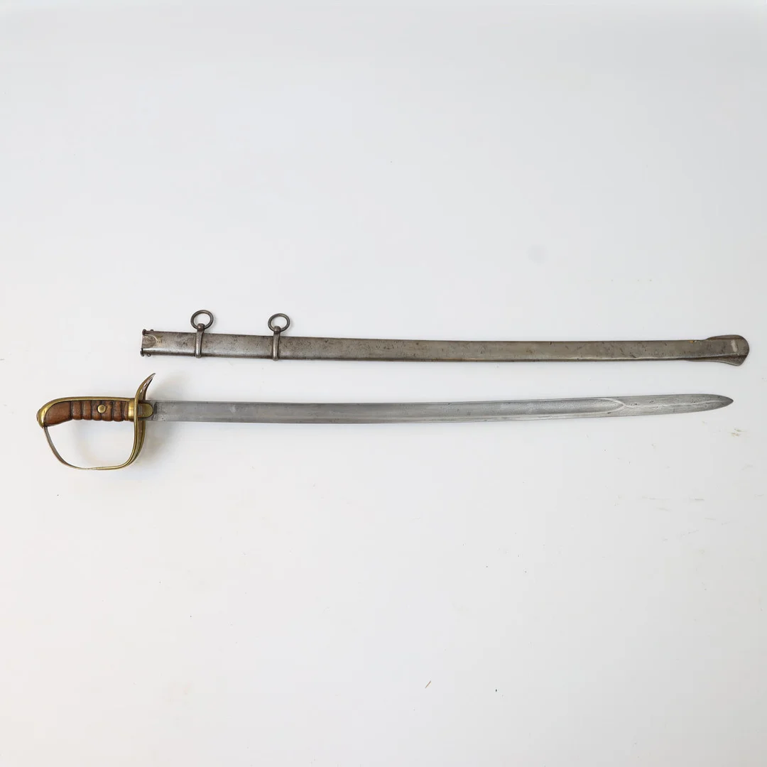 SABEL, svensk m/1867 för kavallerimanskap, med stålbalja, handtag och parerskydd i mässing och trä. Stämplad. — Edged weapons — Falun Auktionsbyrå